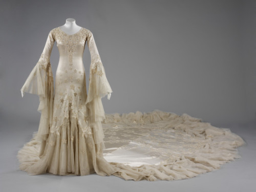 omgthatdress: Wedding Dress Norman Hartnell, 1933 The Victoria &amp; Albert Museum Welp, I&r