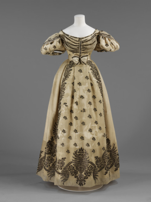 omgthatdress:Wedding Dress1828The Victoria & Albert Museum