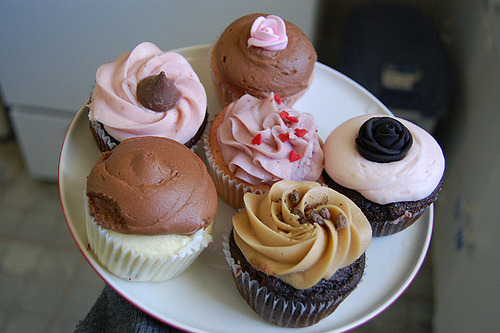 food-fix:Muddy’s Bake Shop: Valentine’s Day cupcake selection (by â™¥ Melly Kay â™¥)