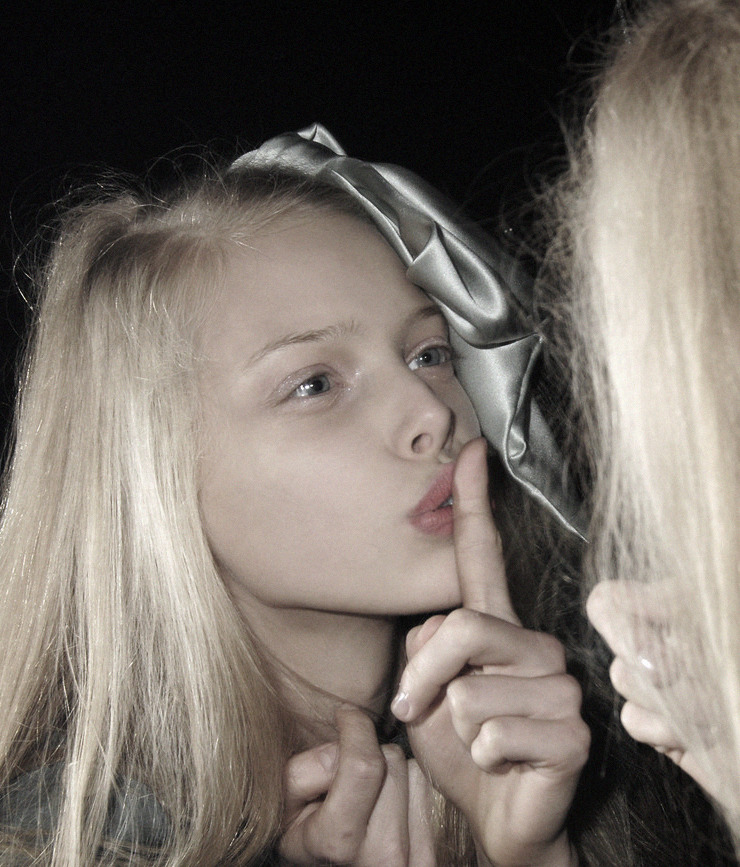 lavandula:  tanya dziahileva backstage at sportmax s/s 2008 