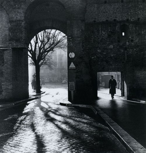 liquidnight:  Mario DiGirolamo Entrando nella Cittá Eterna (Entering the Eternal City) From Sole E Ombra: Sun and Shadow Images of Italy 