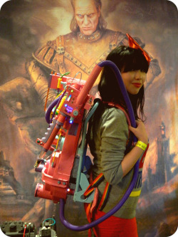 bettyfelon:  THEY LET ME TRY ON THE HELLO KITTY PROTON PACK YOU GUYS 