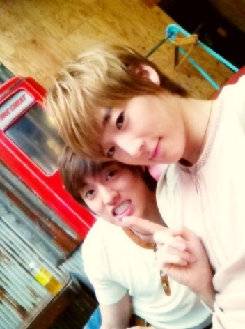 fuckyeahwoosunghyun:  Kevin has a pet pigeon named Eli. 