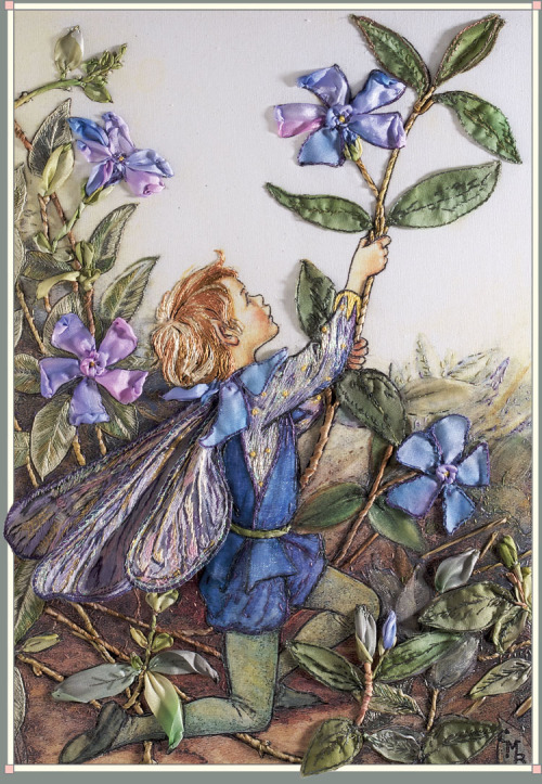 Periwinkle Fairy - Cicely Mary Barker (1944) Aus dem Buch: Flower Fairies in Ribbon Embroidery &amp;