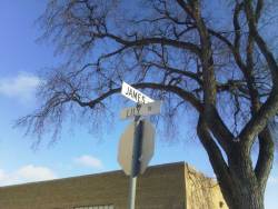 tessanetting:  IS THE STOP SIGN SNAPE?!