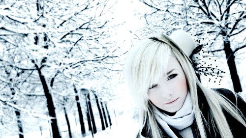 thinkshane:  I love the snow… wish i knew who the girl was though 