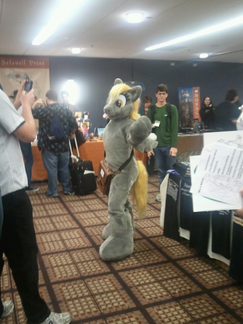 yawg07:  pisces-kelp:  ((Well, looks like a special delivery at the convention))  Awesome!!!  omg! That’s a pretty decent Derpy <3 So sad i missed MFF this year. See, ponyfans? Furries are cool too :>