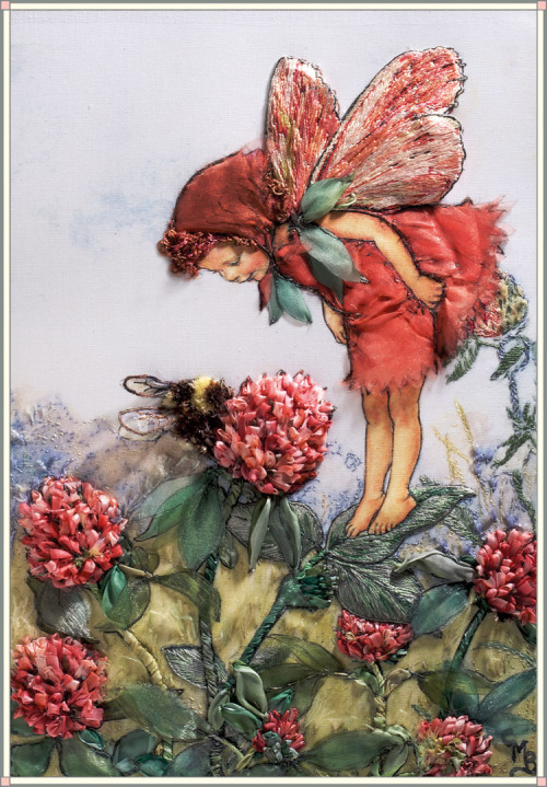 Red Clover Fairy - Cicely Mary Barker (1948) Aus dem Buch: Flower Fairies in Ribbon Embroidery &