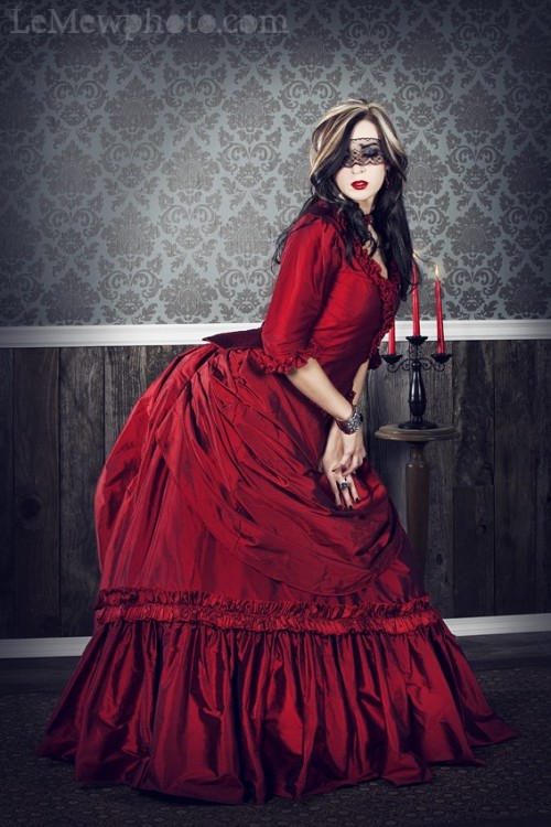 hermaphroditeseverywhere:  shinjukusecretarydreams:  Romantic Threads creates unbelievably beautiful period gowns.  As soon as the sites opens you will immediately want everything!  They have the Mina dress from Coppala’s Dracula and the black gown