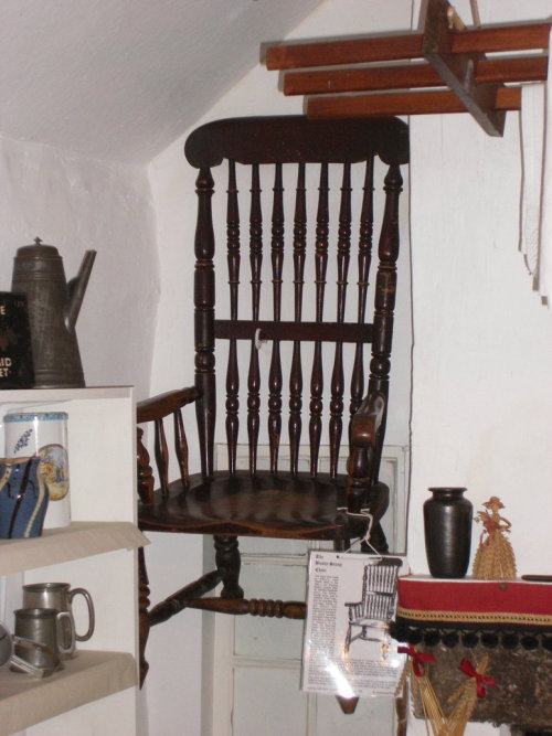 scarletredwings:raincloudsoverengland:masteroftheseasandwind:Busby’s Chair.yes, that’s t
