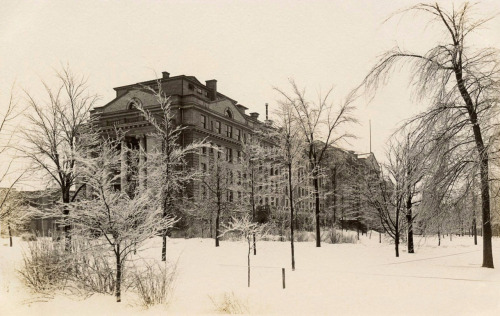 John Harvey Kellogg&rsquo;s Battle Creek Sanitarium in Winter - Postcard published in the early 