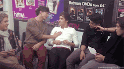 gottabelouuu:  Harry is like “not amsued!” and I love how Louis looks at Harry after he has stroked Liam just to see his reaction 