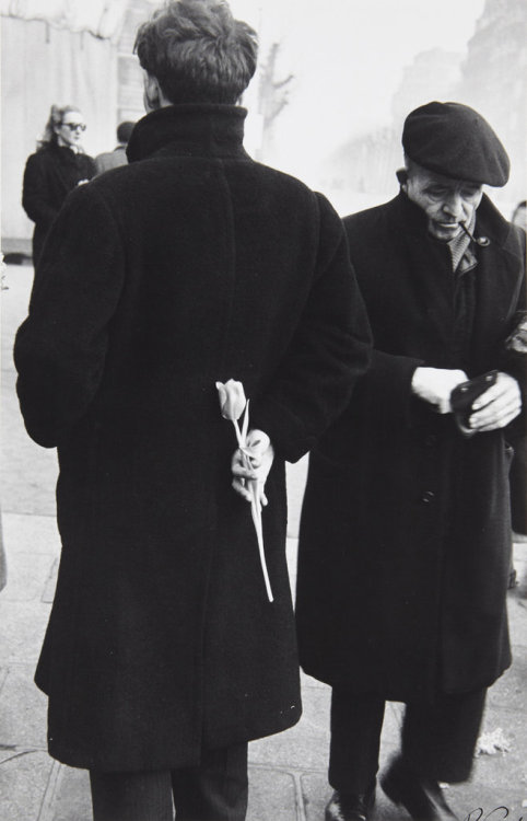 yama-bato:  Paris New Year (Young Man with Tulip), 1949 © Robert Frank  LINK