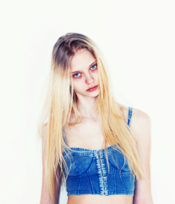 s-c-a-r-c-e:  f-ai-th:  click for more summer, fashion, grunge and cafe!  Her regrowth kinda annoy’s me but she’s still gorg &lt;3