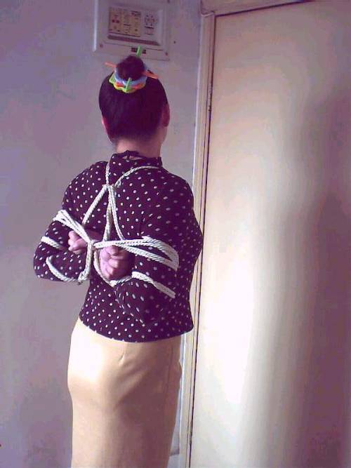 bound2bgagged:  A short series of pics showing how to do one of my fav ties