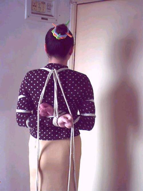 bound2bgagged:  A short series of pics showing how to do one of my fav ties