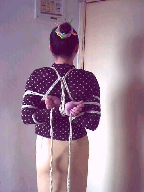 bound2bgagged:  A short series of pics showing how to do one of my fav ties