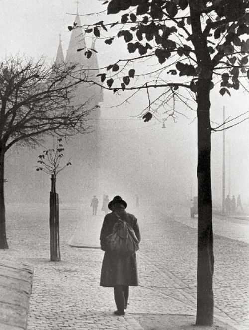 yama-bato:
DR. PAUL WOLFF & ALFRED TRITSCHLER
AUTUMNAL ATMOSPHERE IN FRANKFURT
1930s link