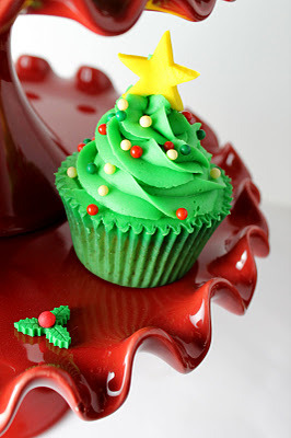 @AdorableBipolar  gastrogirl:  christmas tree cupcake. 