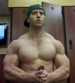 manpics:  musclehunkymen:  BIG muscle hunky