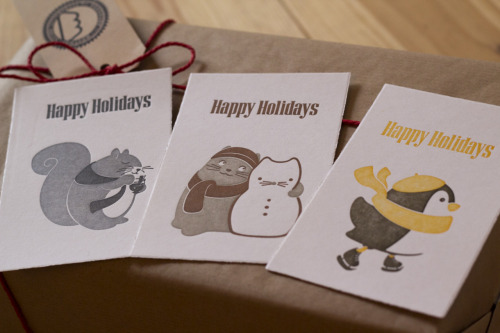 Here they are, the Christmas cards for this year.
Kim Vervuurt did a lovely job on creating the characters. Meet Minu the ice skating penguin, Miles the gluhwein drinking squirrel and Sjaak, the cat in love with the snowman.
The cards are available...