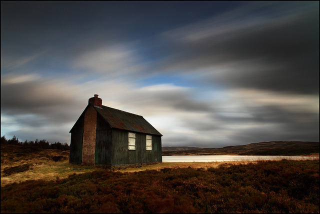 betweenthewoodsandthewater:  Lochan Hut by angus clyne on Flickr. 