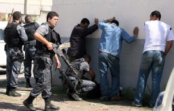  Se diz que moleque de rua rouba,o governo,a policia no Brasil quem não rouba? Racionais mc’s 