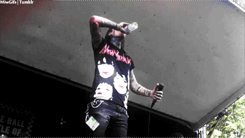 Sério, esse gif queima meus olhos.