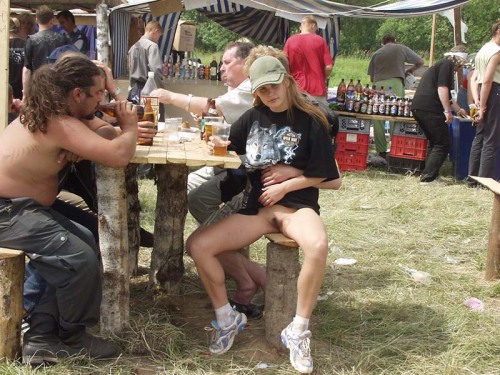 girlsgoingcommando: Camper fest flasher