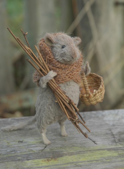desolatesea:  lid-rs:  Honey…I’m home!  oh my this is sweeter than toffee apples!i must learn to make felt animals! 