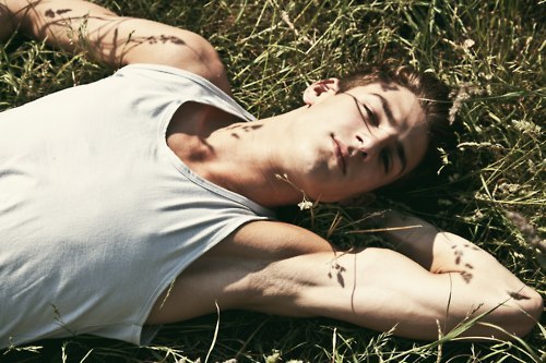 boy-meets-life:  Grassy knoll