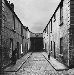 Undr:  Alen Macweeney Dublin Street Scene 