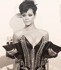 phreshoutherunways-blog:  Rihanna | American Music Awards 2008 