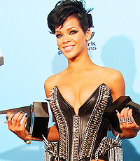 phreshoutherunways-blog:  Rihanna | American Music Awards 2008 