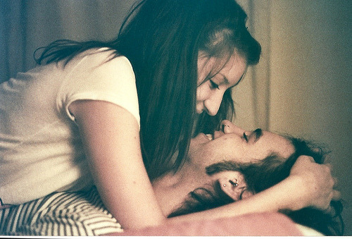 Junto a mim.