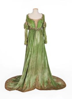 beyondthegoblincity:  Mary Pickford “Katherine” green velvet gown with beaded bodice from The Taming of the Shrew.  