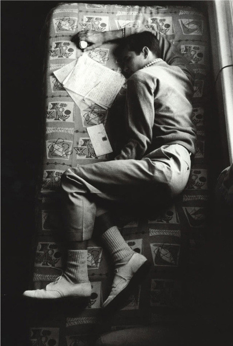 cosmosonic: Anthony Perkins during a break in filming on the set of Psycho