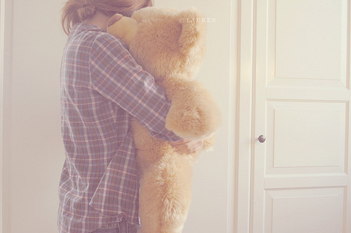  E mais uma noite eu dormi abraçada com meu ursinho imaginando que era você .(∞)  