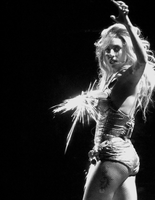  Ela não compõe músicas boas? É uma cantora de merda, uma esquisita? Então me