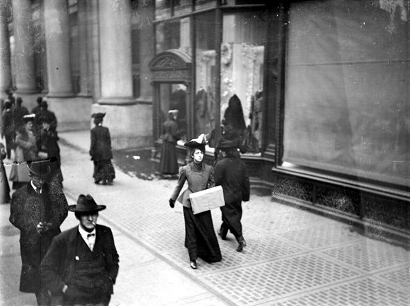  viα feuille-d-automne: Christmas shoppers, a woman holding a parcel and walking