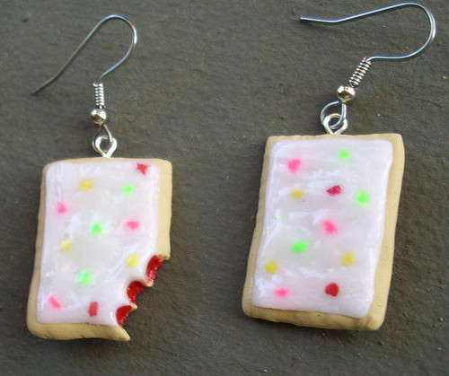 Polymer clay strawberry pop tarts earrings by filthyfox on Flickr.
Pop Tarts earrings