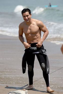 shirtlessmalecelebs:  Mario Lopez 