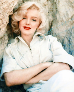 vintagegal:  Marilyn Monroe photographed
