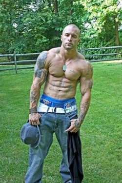 musclelover:  Tattooed shirtless muscled