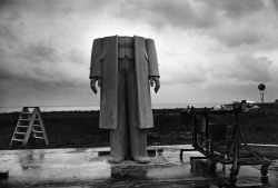 Gummlin Marx-Engels Monument, photo by Sibylle Bergemann, Das Denkmal series, DDR 1985