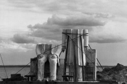 Gummlin Marx-Engels Monument, photo by Sibylle Bergemann, Das Denkmal series, DDR 1985