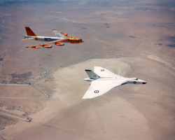 Vulcan &amp; B-52 AGM-48 Skybolt trials, Edwards AFB, 1961via: Kemon01