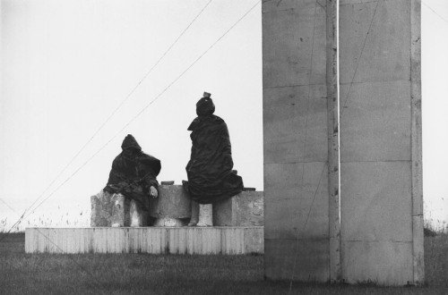 Gummlin Marx-Engels Monument, photo by Sibylle Bergemann, Das Denkmal series, DDR 1985