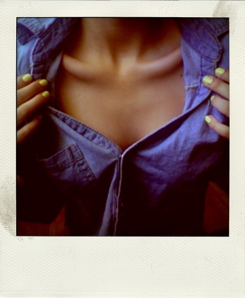 bl-ossomed:  Nothing as lovely as collarbones 