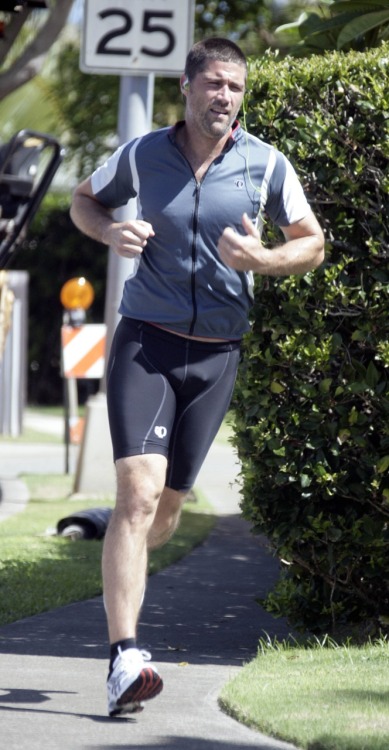 guys-with-bulges:  Matthew Fox 